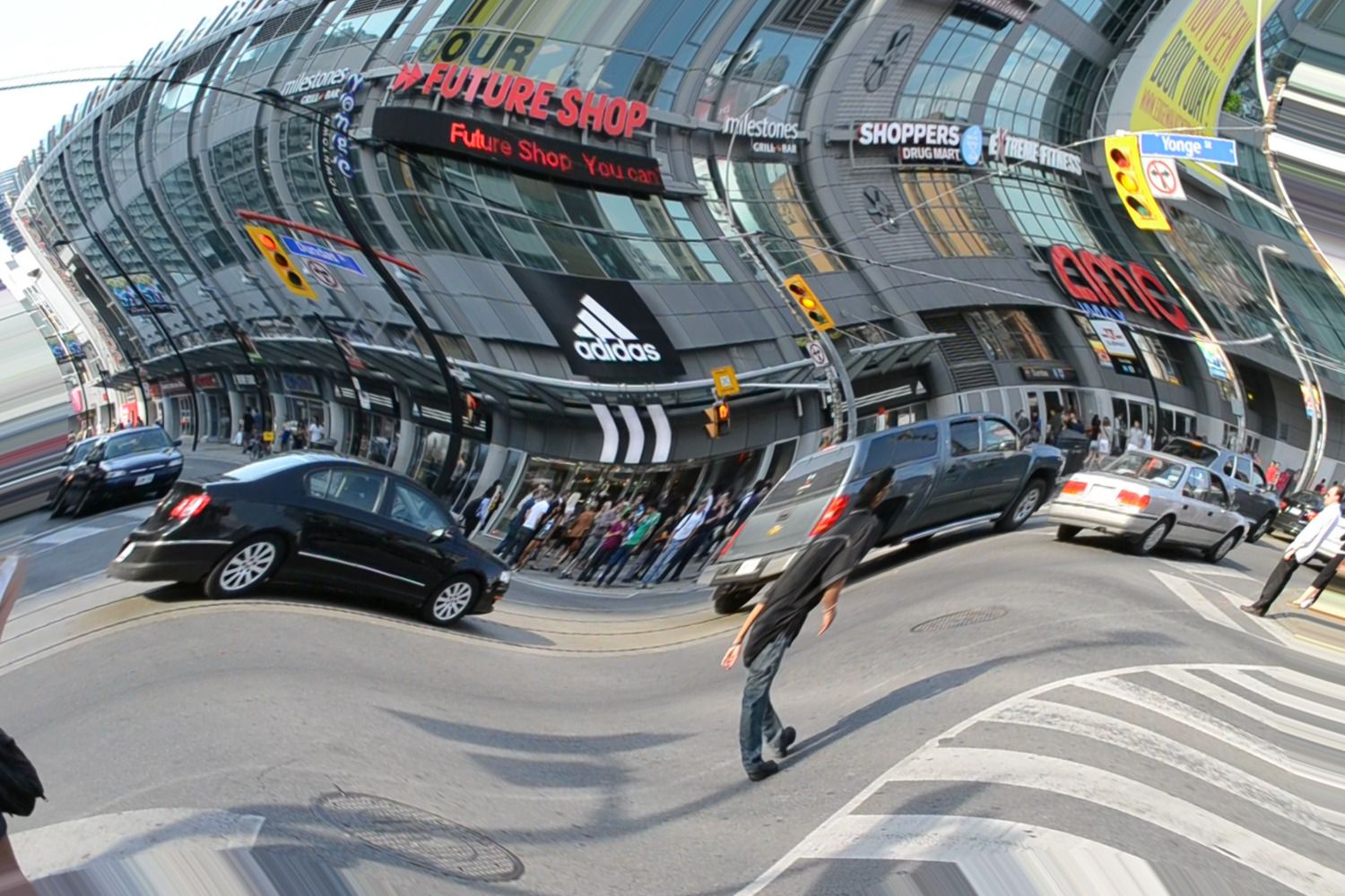 歪んで波打つ都市の通り