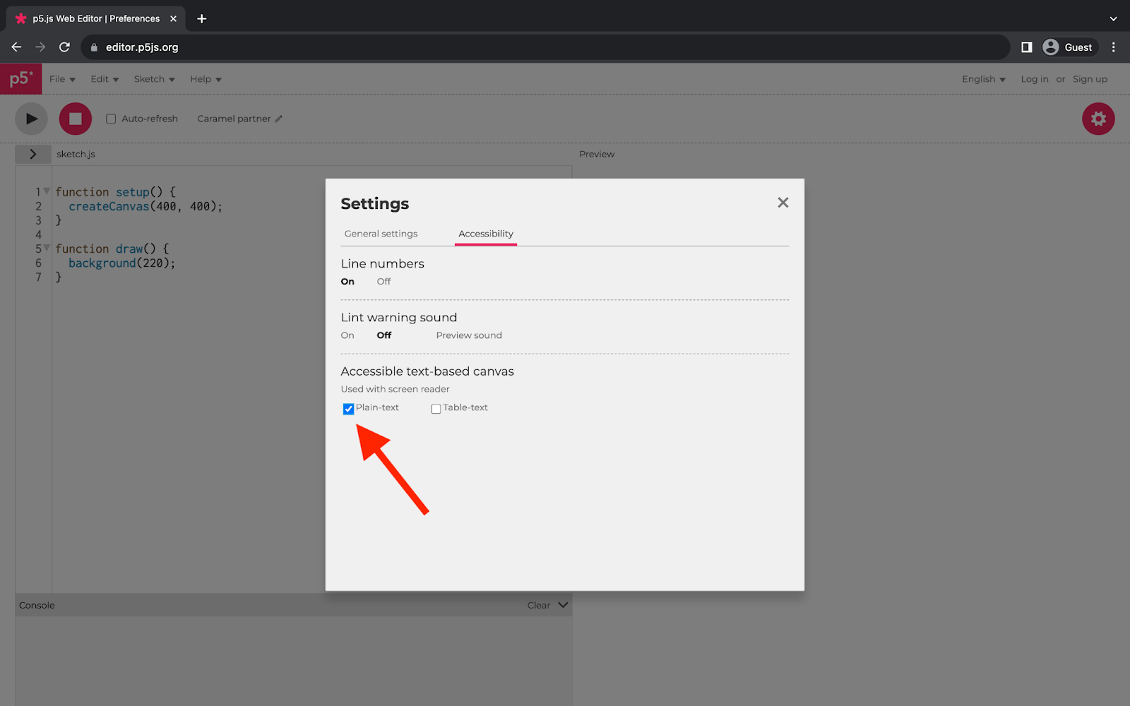 p5.js Webエディタを表示しているウェブブラウザ。ページ中央の四角いメニューにアクセシビリティ設定が表示されています。メニューの「Accessible text-based canvas」セクションに赤い矢印が指しています。「Plain-text」オプションがチェックされています。