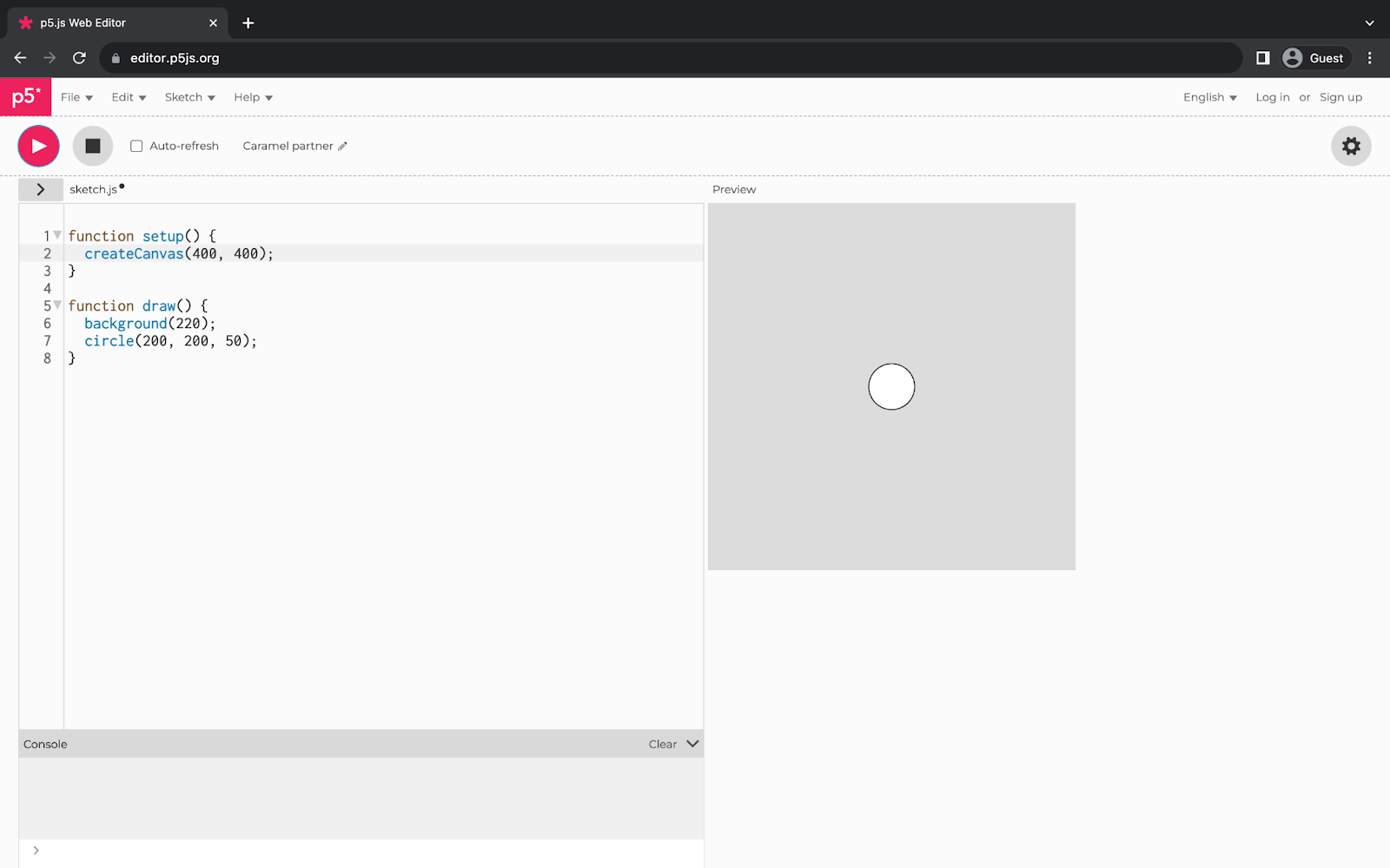 p5.js Webエディタを表示しているウェブブラウザ。ページの左半分に短いJavaScriptプログラムが表示されています。右半分には中央に白い円のあるグレーの四角が表示されています。